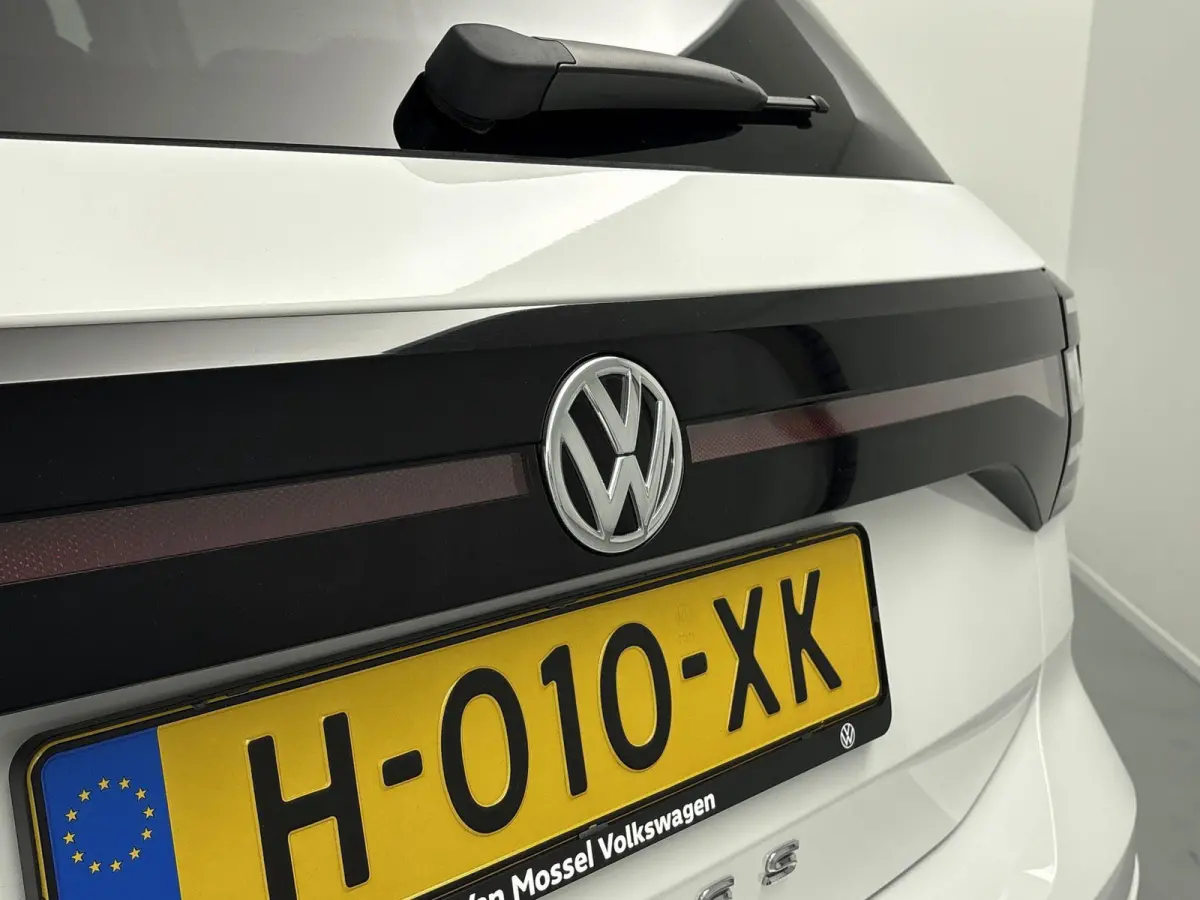 1.0 TSI Style Airco | Cruise Control | Dakrails |  Lederen Stuurwiel | Lichtmetalen Velgen | Parkeersensor Voor en Achter | Stuurwiel Multifunctioneel | Bluetooth | Navigatiesysteem | R-Line