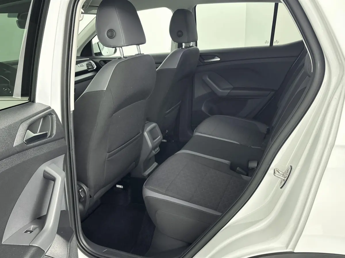 1.0 TSI Style Airco | Cruise Control | Dakrails |  Lederen Stuurwiel | Lichtmetalen Velgen | Parkeersensor Voor en Achter | Stuurwiel Multifunctioneel | Bluetooth | Navigatiesysteem | R-Line