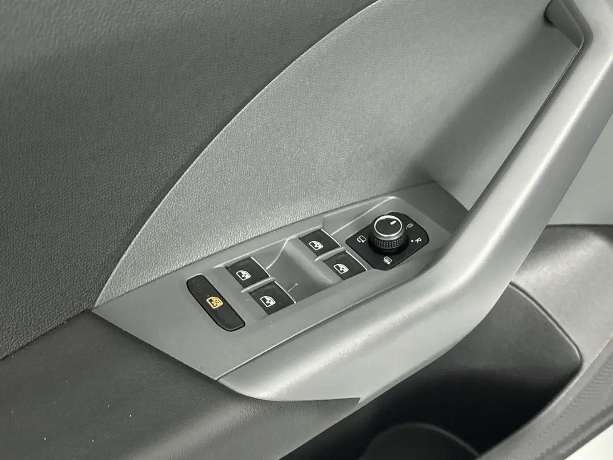 1.0 TSI Style Airco | Cruise Control | Dakrails |  Lederen Stuurwiel | Lichtmetalen Velgen | Parkeersensor Voor en Achter | Stuurwiel Multifunctioneel | Bluetooth | Navigatiesysteem | R-Line