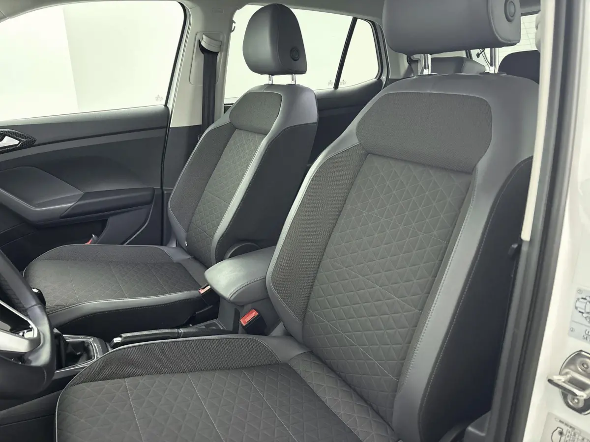 1.0 TSI Style Airco | Cruise Control | Dakrails |  Lederen Stuurwiel | Lichtmetalen Velgen | Parkeersensor Voor en Achter | Stuurwiel Multifunctioneel | Bluetooth | Navigatiesysteem | R-Line