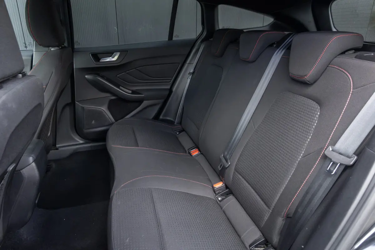 1.0 EcoBoost Hybrid ST Line | Nieuw model | Full LED koplampen | Winter-pack | Privacy-glass | Apple carplay / Andriod auto | 17 INCH | Privacy-glass