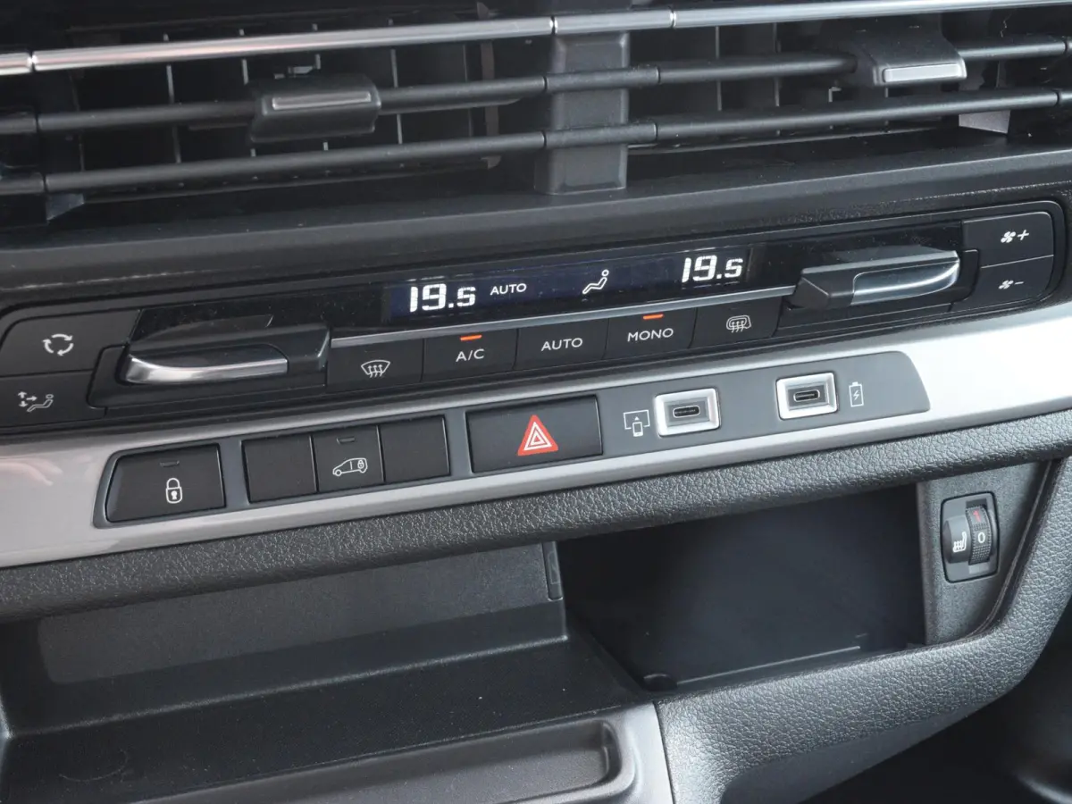 L3 75 kWh | STX Sport | Mooiste bus van NL (!) | Lederen bekleding | Spoilerpakket | 18 inch Lichtmetalen velgen | City NAV pakket | Comfort pakket | Winterpakket | 2x schuifdeur | laadruimt