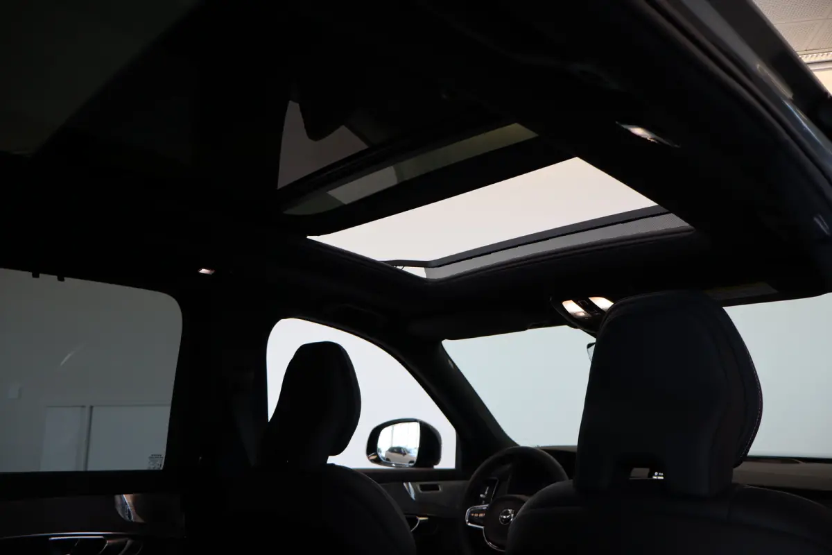 T8 406PK AWD Ultra Dark Executive B&W | 22" | Luchtvering | Massage/ventilatie | Gelam. glas