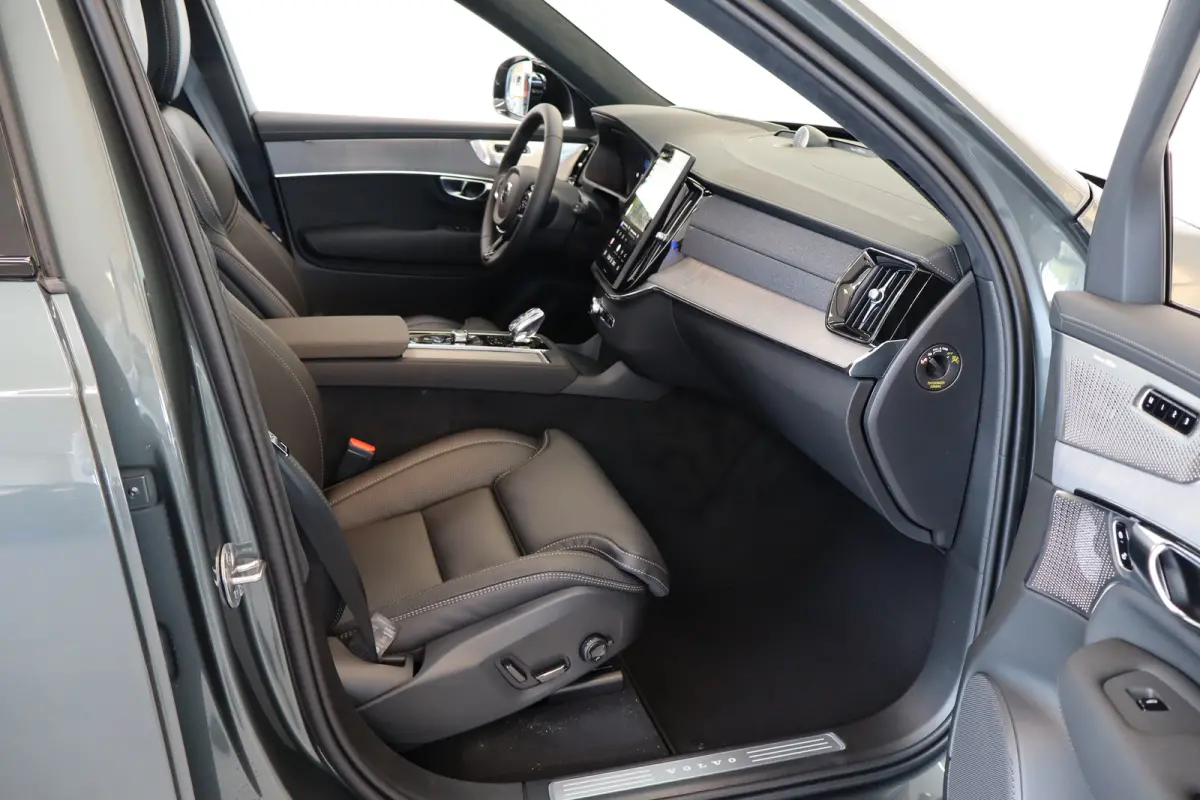 T8 406PK AWD Ultra Dark Executive B&W | 22" | Luchtvering | Massage/ventilatie | Gelam. glas