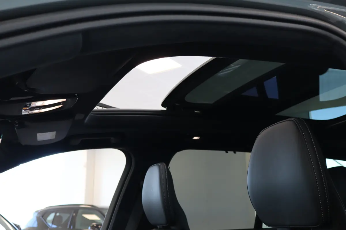 T8 406PK AWD Ultra Dark Executive B&W | 22" | Luchtvering | Massage/ventilatie | Gelam. glas