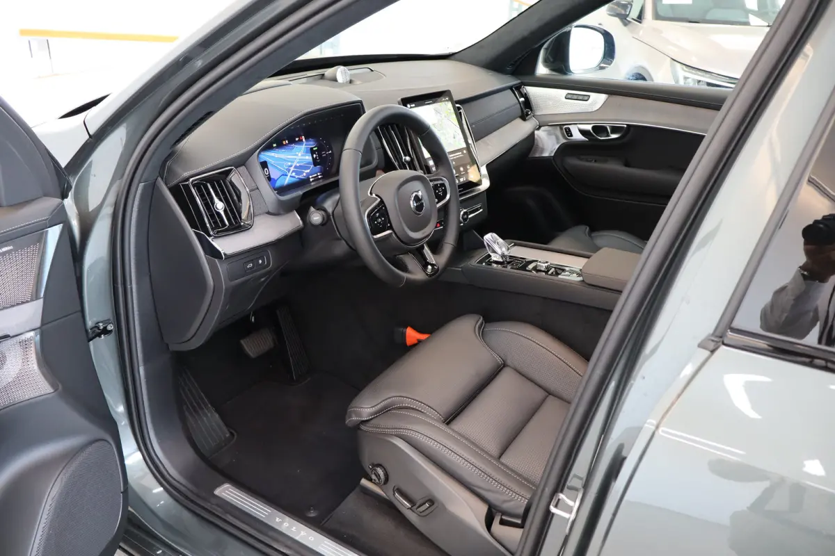 T8 406PK AWD Ultra Dark Executive B&W | 22" | Luchtvering | Massage/ventilatie | Gelam. glas