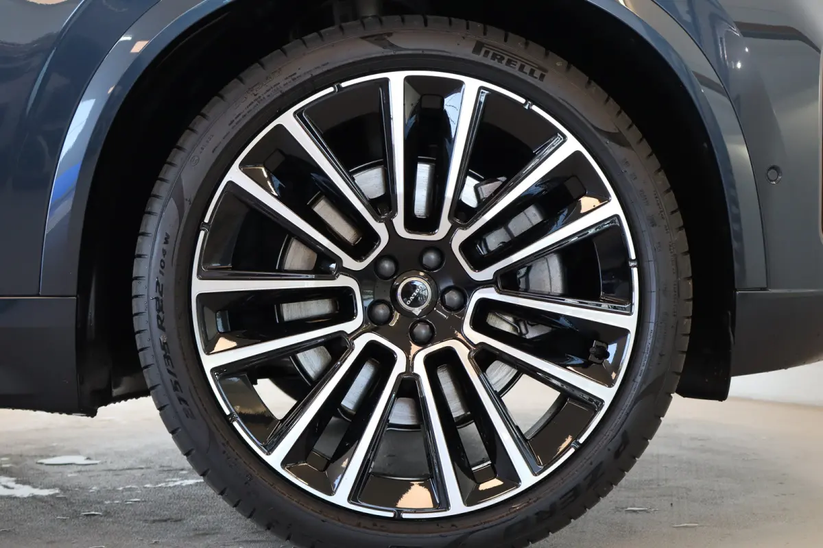 T8 406PK AWD Ultra Dark Executive B&W | 22" | Luchtvering | Massage/ventilatie | Gelamineerd glas