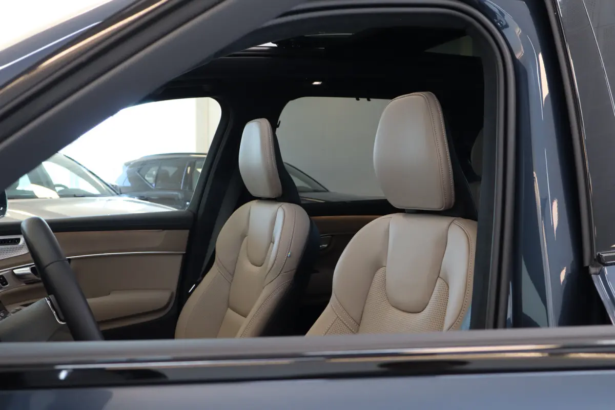T8 406PK AWD Ultra Dark Executive B&W | 22" | Luchtvering | Massage/ventilatie | Gelamineerd glas