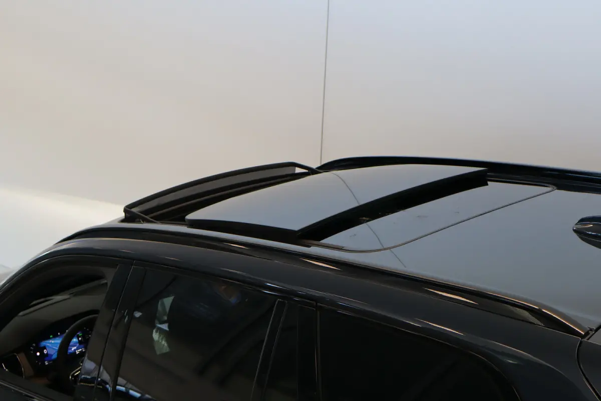 T8 406PK AWD Ultra Dark Executive B&W | 22" | Luchtvering | Massage/ventilatie | Gelamineerd glas