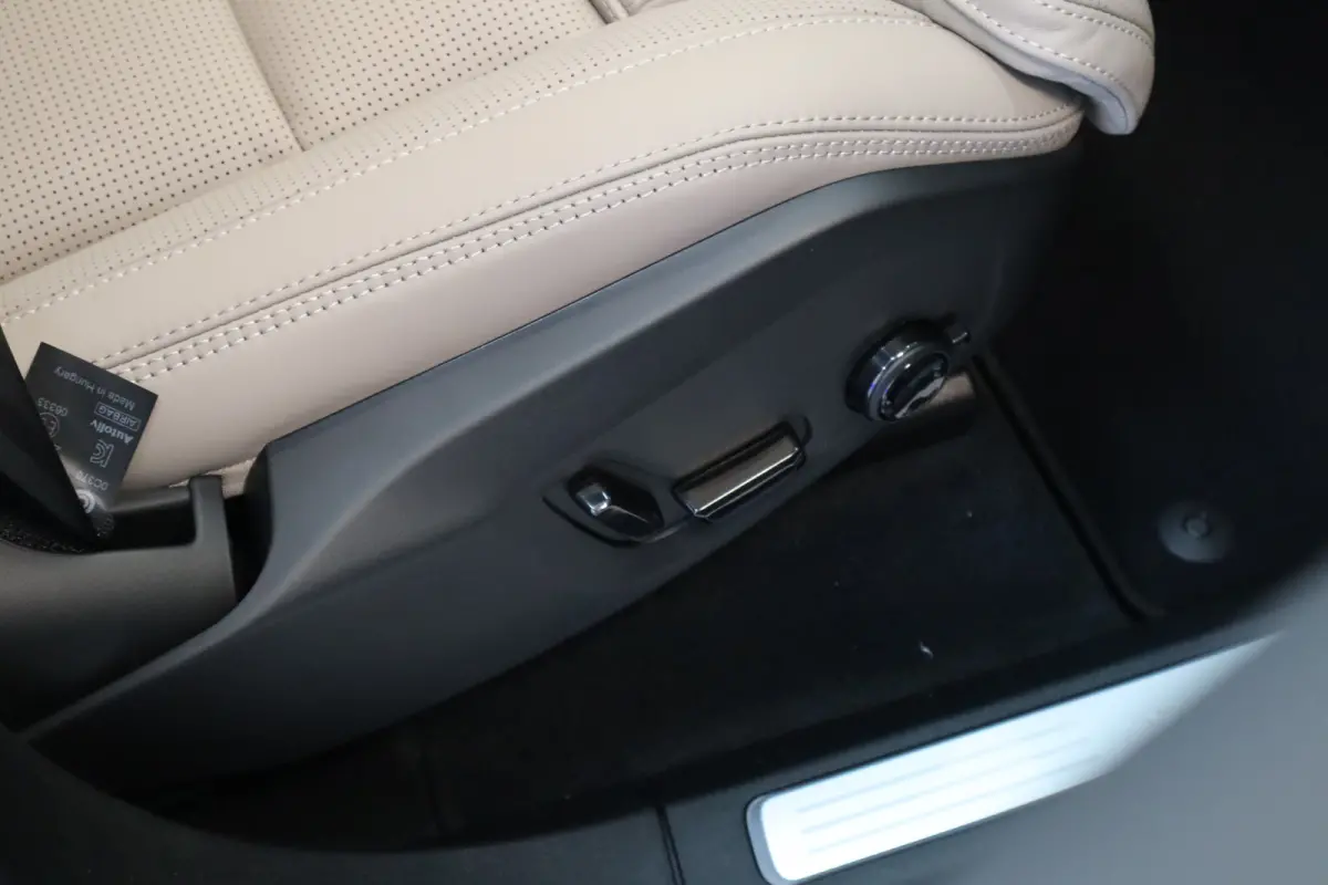 T8 406PK AWD Ultra Dark Executive B&W | 22" | Luchtvering | Massage/ventilatie | Gelamineerd glas