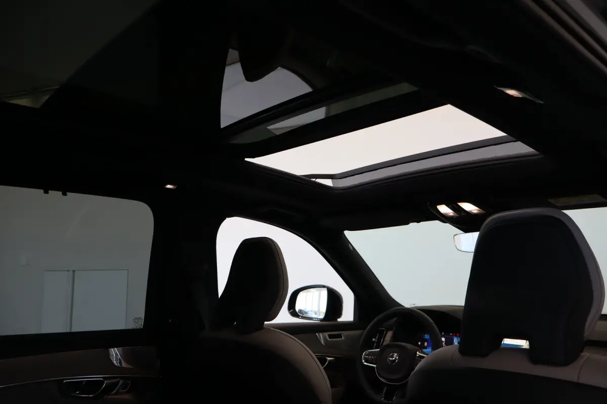 T8 406PK AWD Ultra Dark Executive B&W | 22" | Luchtvering | Massage/ventilatie | Gelamineerd glas