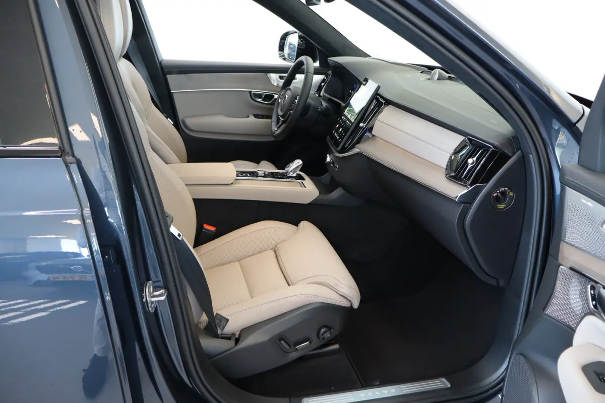 T8 406PK AWD Ultra Dark Executive B&W | 22" | Luchtvering | Massage/ventilatie | Gelamineerd glas