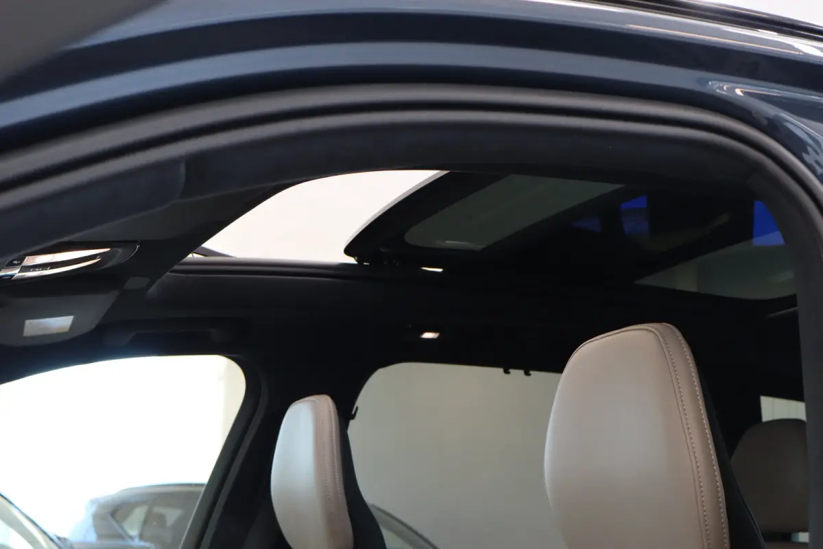T8 406PK AWD Ultra Dark Executive B&W | 22" | Luchtvering | Massage/ventilatie | Gelamineerd glas