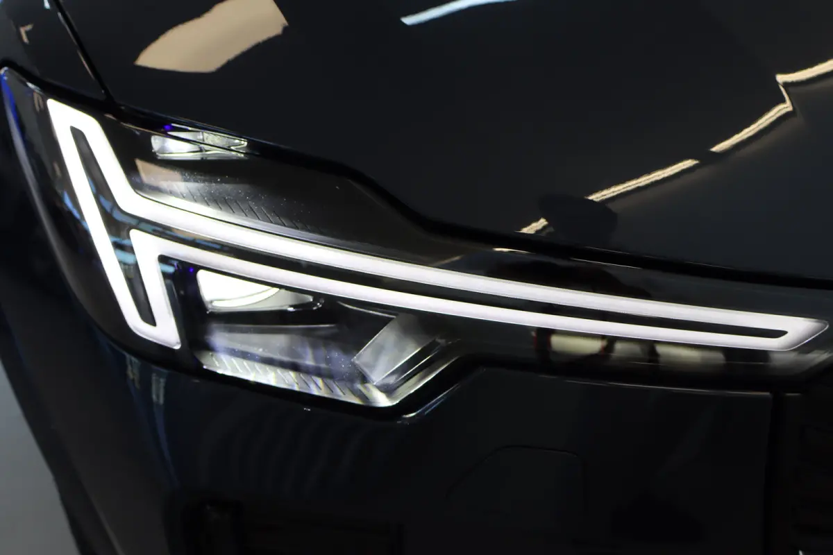 T8 406PK AWD Ultra Dark Executive B&W | 22" | Luchtvering | Massage/ventilatie | Gelamineerd glas