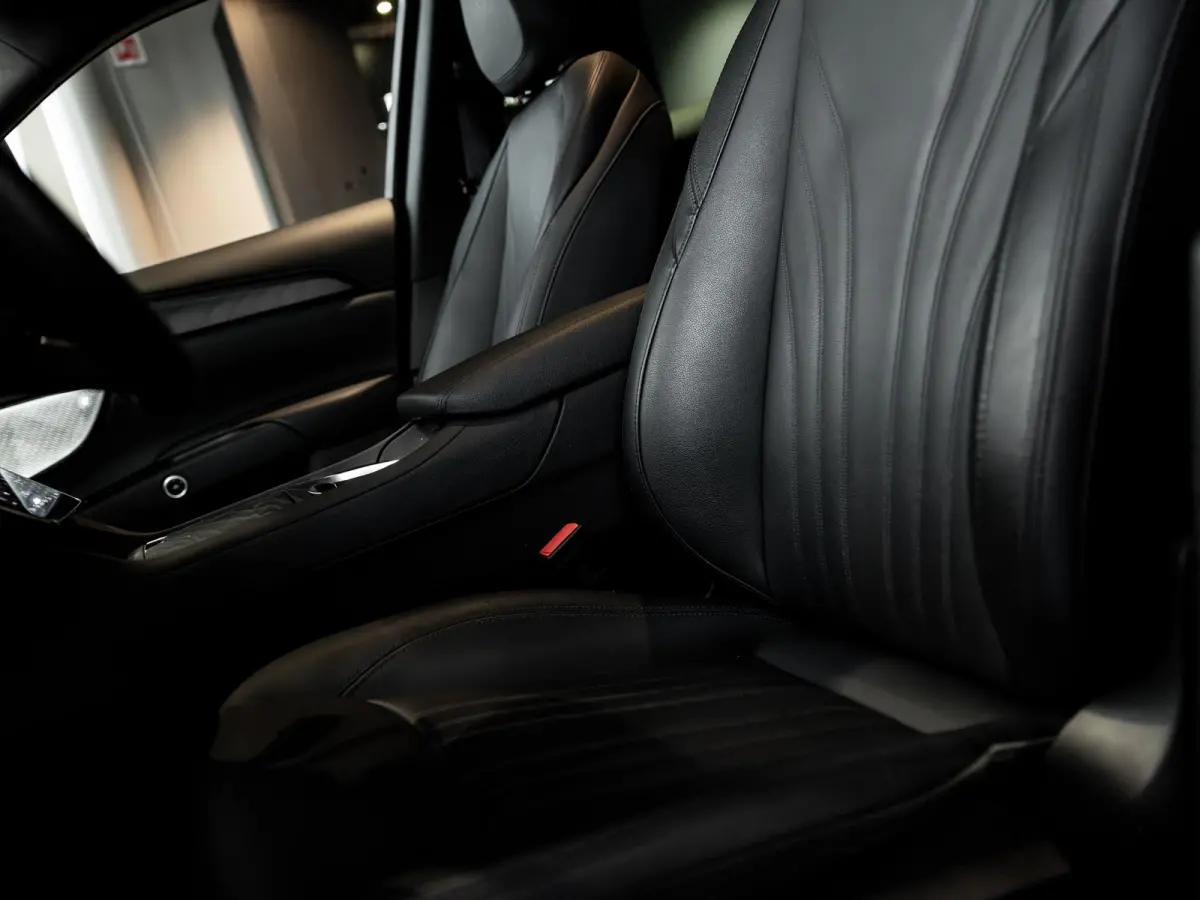 2.0 MHEV GT 300pk | 2 jaar garantie | Stoel- en stuurverwarming | Leder | Panoramadak | 20" velgen | Head Up Display | All Season