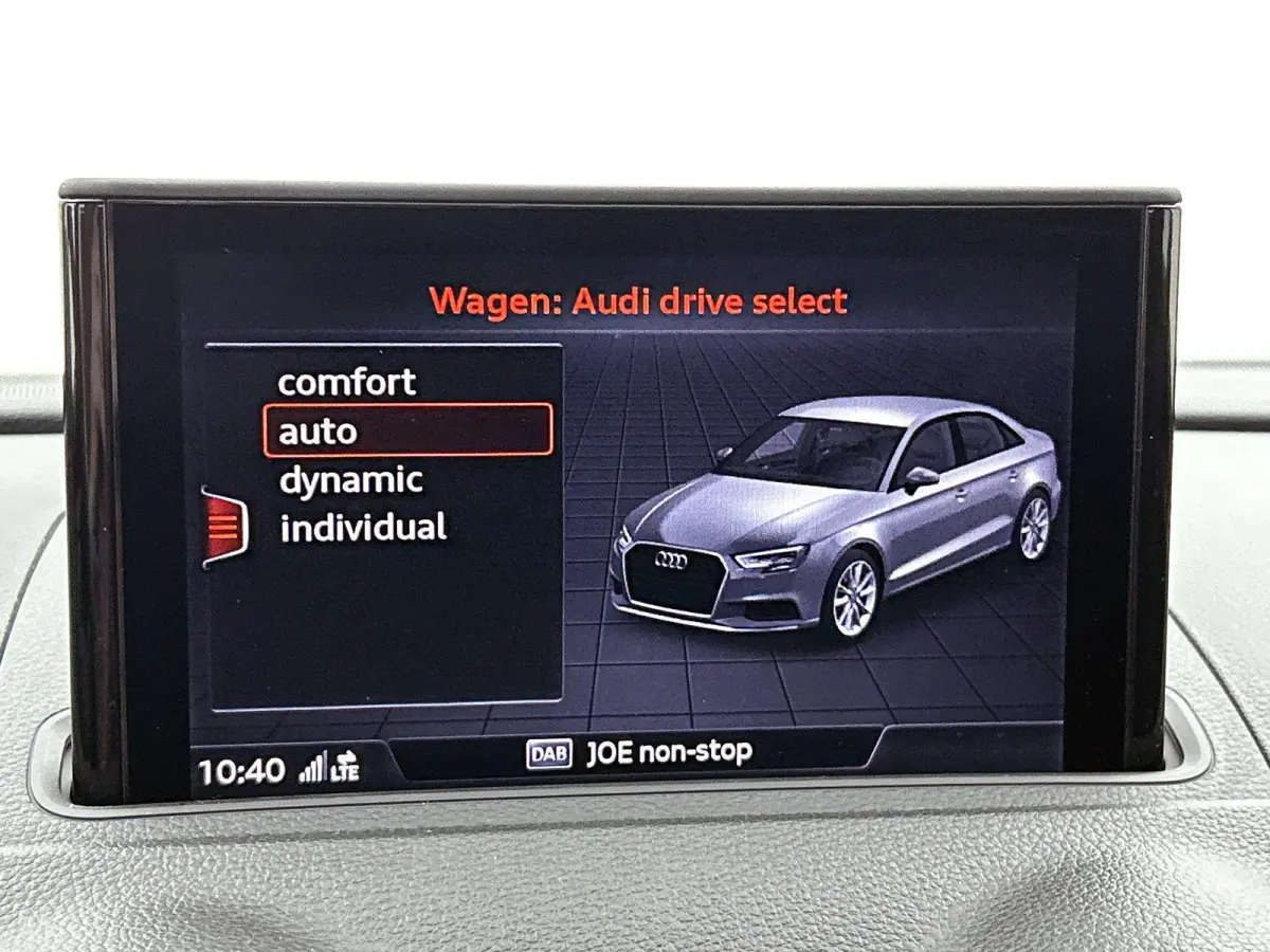 30 TFSI Advance Sport | Navigatie | Airco | Stoelverwarming | 18 Inch Zwarte Velgen | Cruise control |