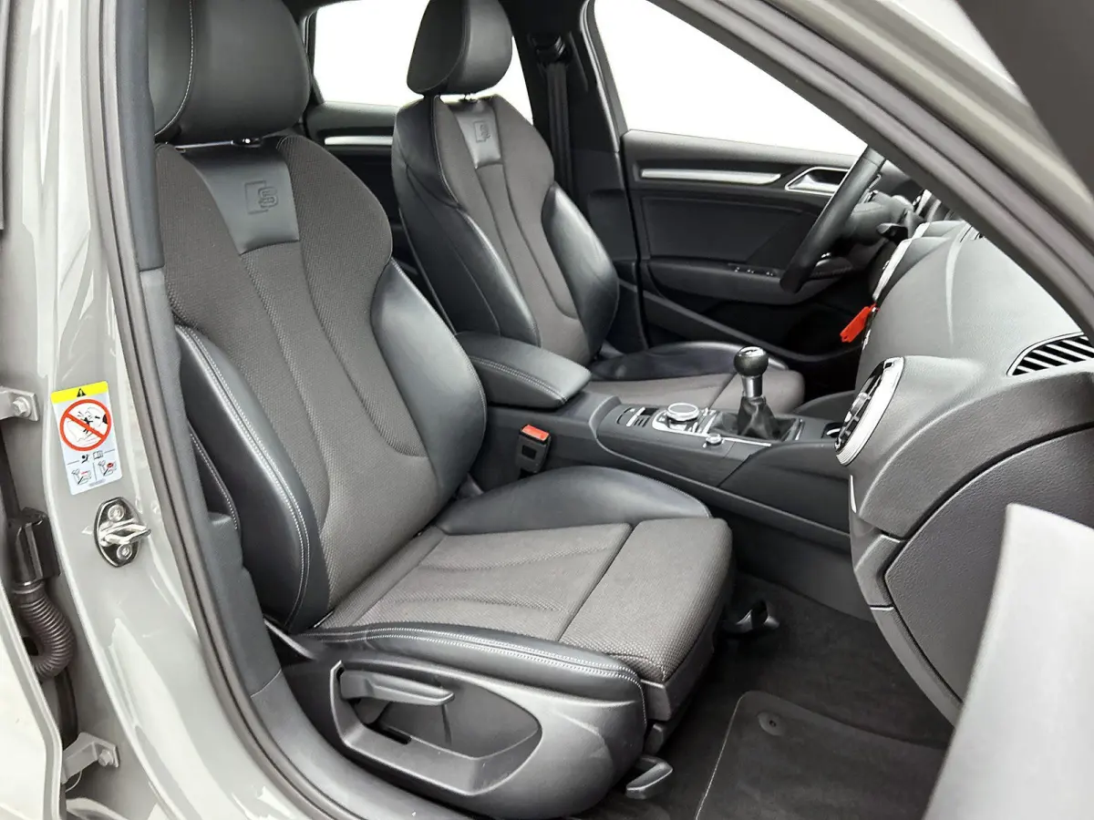 30 TFSI Advance Sport | Navigatie | Airco | Stoelverwarming | 18 Inch Zwarte Velgen | Cruise control |