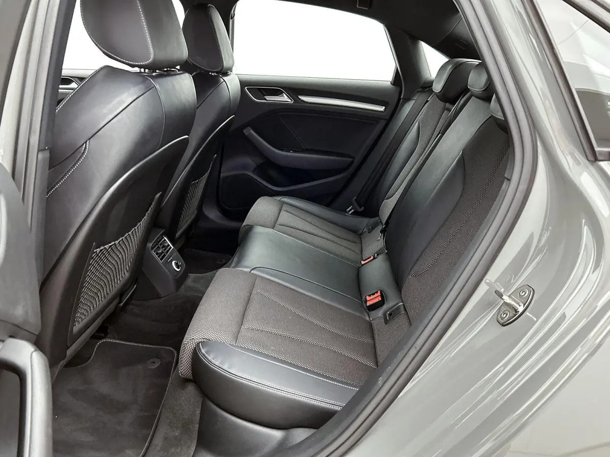 30 TFSI Advance Sport | Navigatie | Airco | Stoelverwarming | 18 Inch Zwarte Velgen | Cruise control |