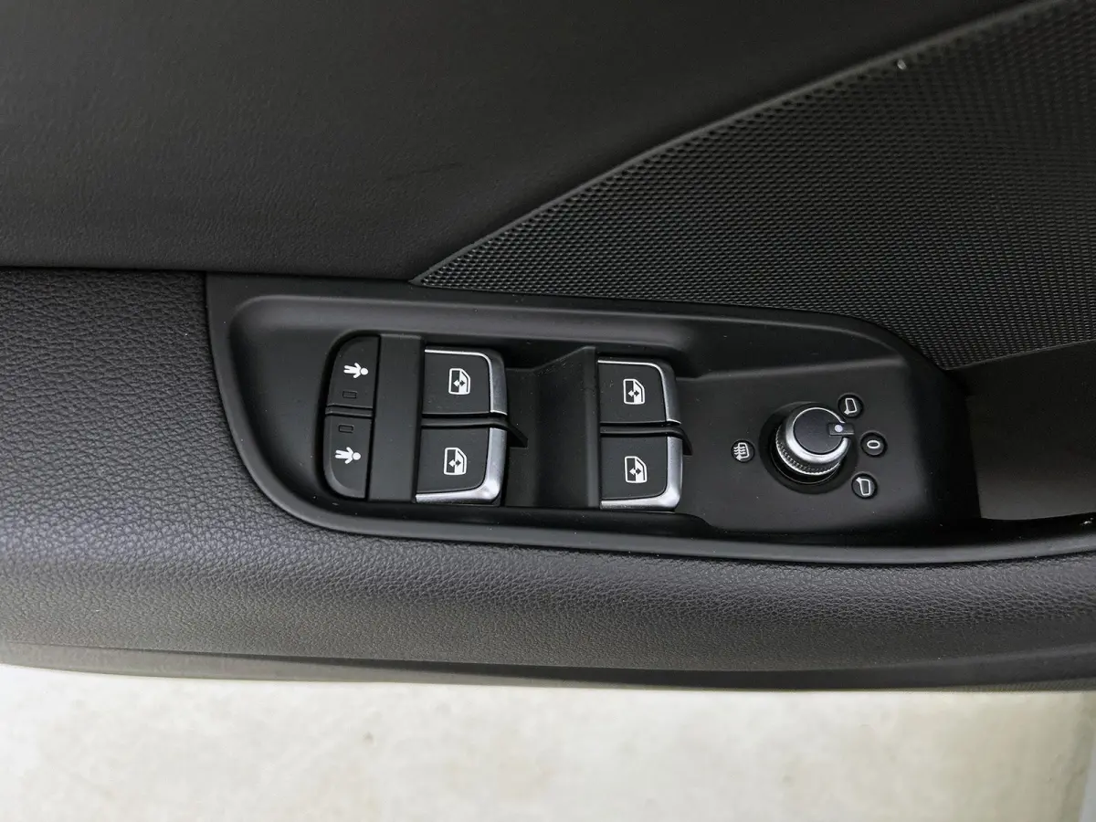 30 TFSI Advance Sport | Navigatie | Airco | Stoelverwarming | 18 Inch Zwarte Velgen | Cruise control |