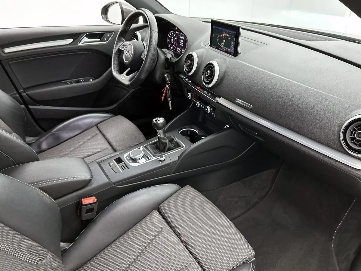 30 TFSI Advance Sport | Navigatie | Airco | Stoelverwarming | 18 Inch Zwarte Velgen | Cruise control |