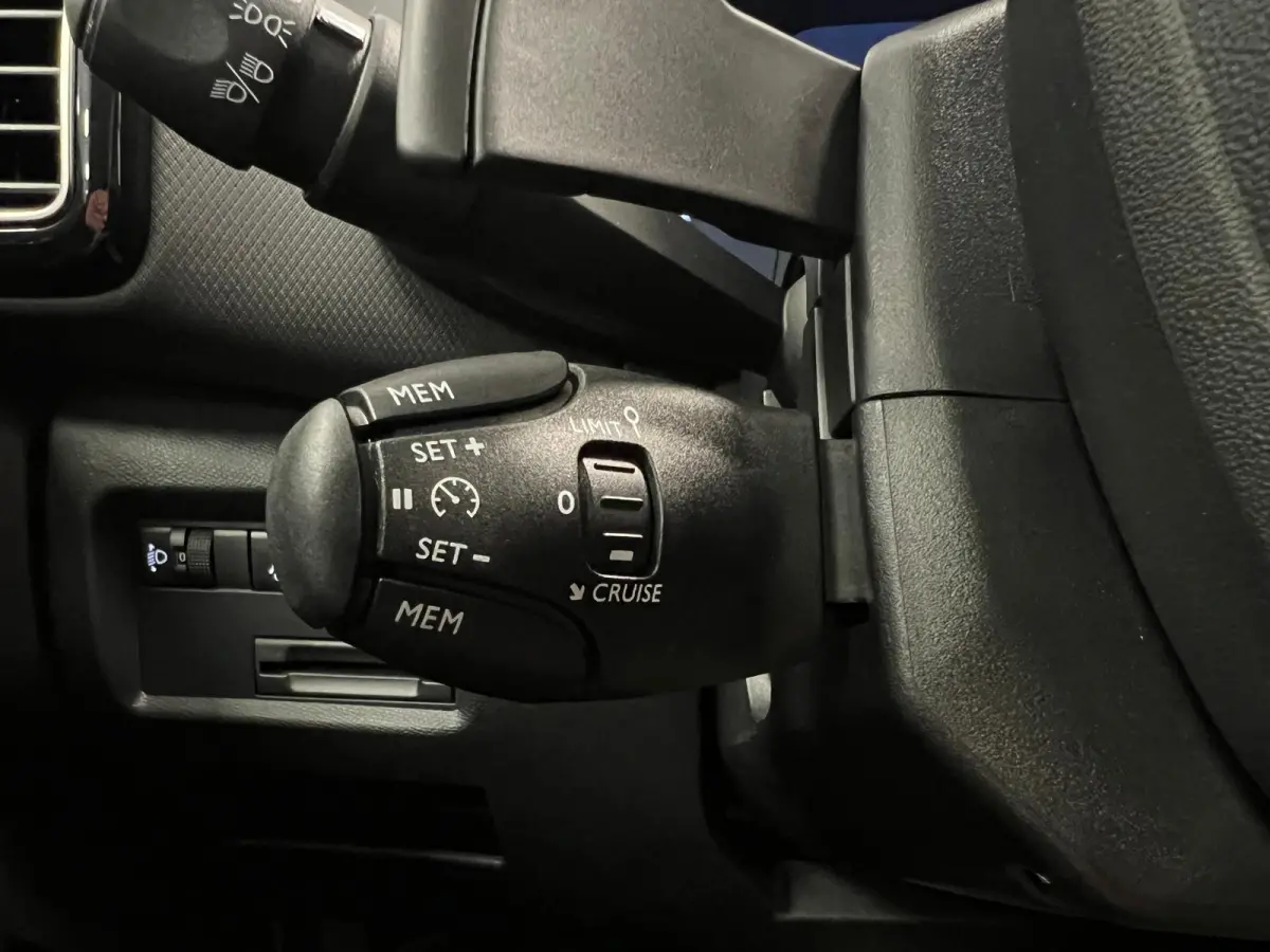 1.2 HYBRID 145PK AUTOMAAT PLUS UITV. / NAVI / STOEL-VERW. / KEYLESS / CAMERA / CRUISE.C /