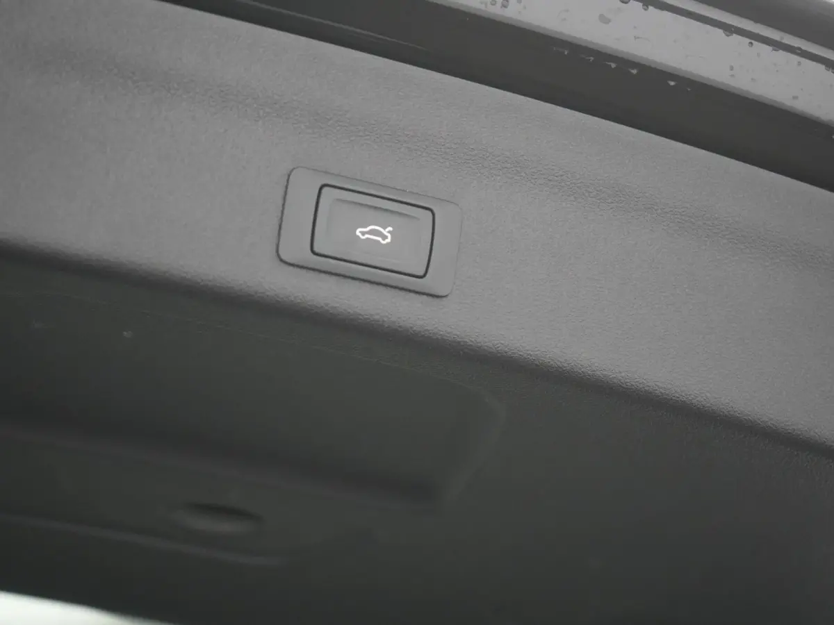 50 TFSI e Quattro 2x S Line PHEV 300pk Dealer O.H. | Trekhaak Af Fabriek | Panodak | Adaptive Cruise | Camera | Lederen Sportstoelen & Stuur Verwarmd | Blis | Sfeerverlichting | Apple Carpla