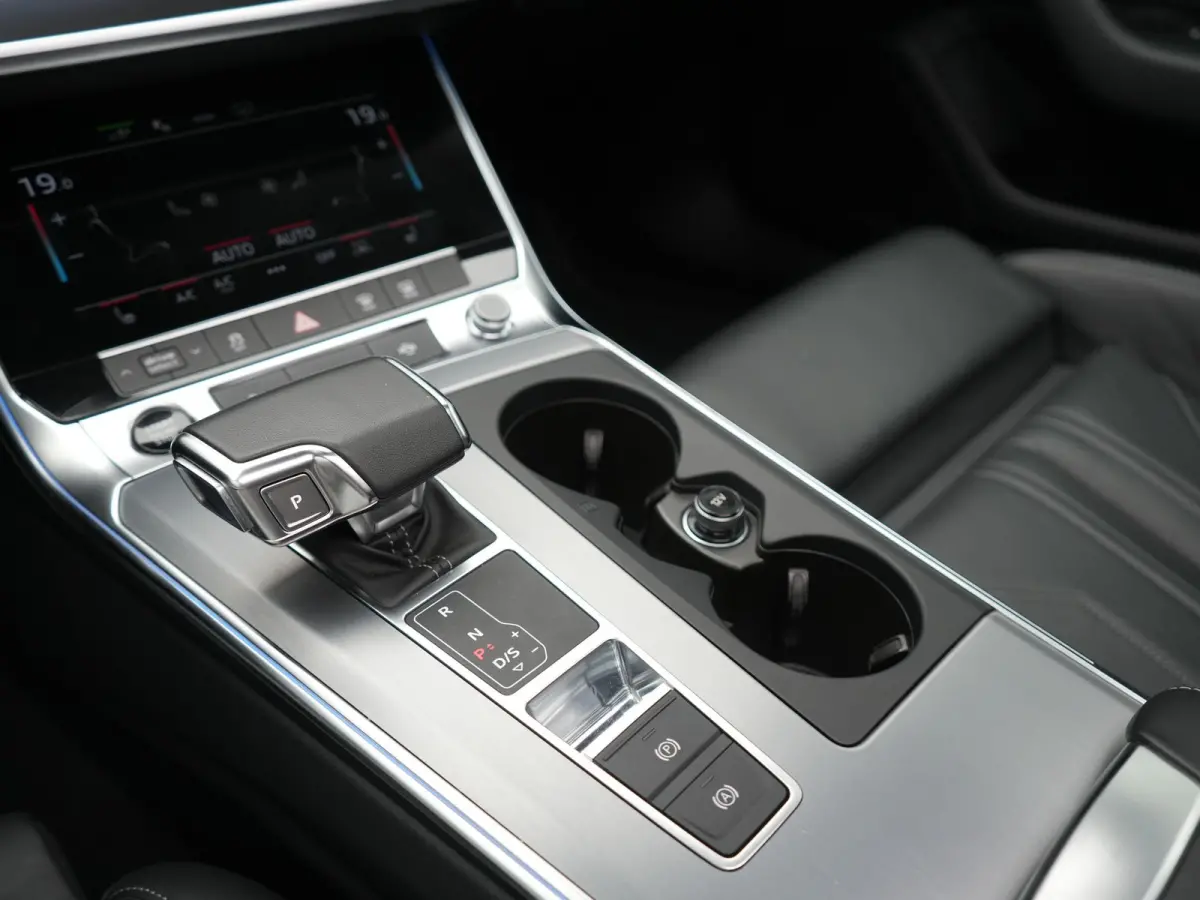 50 TFSI e Quattro 2x S Line PHEV 300pk Dealer O.H. | Trekhaak Af Fabriek | Panodak | Adaptive Cruise | Camera | Lederen Sportstoelen & Stuur Verwarmd | Blis | Sfeerverlichting | Apple Carpla