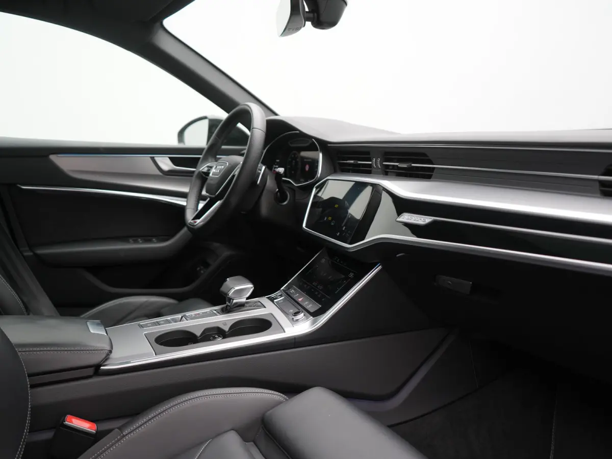 50 TFSI e Quattro 2x S Line PHEV 300pk Dealer O.H. | Trekhaak Af Fabriek | Panodak | Adaptive Cruise | Camera | Lederen Sportstoelen & Stuur Verwarmd | Blis | Sfeerverlichting | Apple Carpla