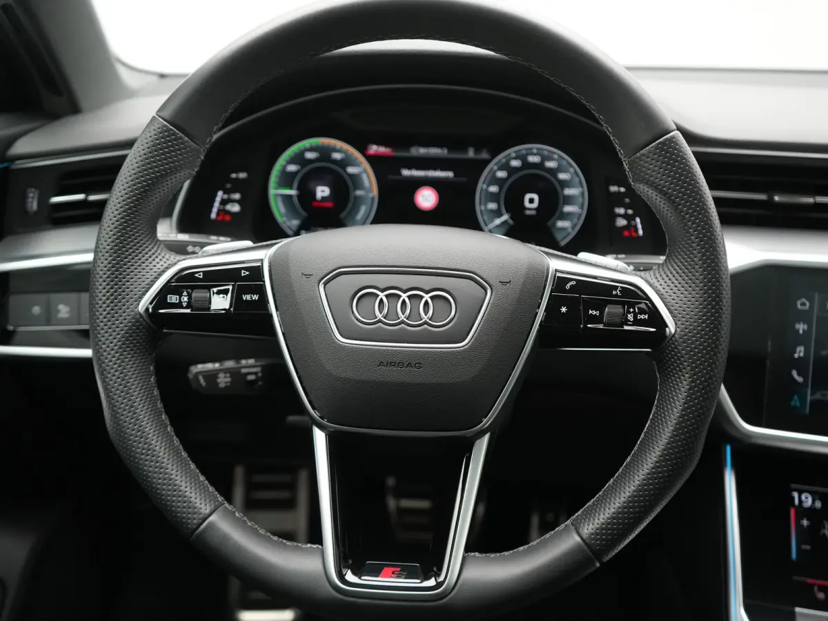 50 TFSI e Quattro 2x S Line PHEV 300pk Dealer O.H. | Trekhaak Af Fabriek | Panodak | Adaptive Cruise | Camera | Lederen Sportstoelen & Stuur Verwarmd | Blis | Sfeerverlichting | Apple Carpla