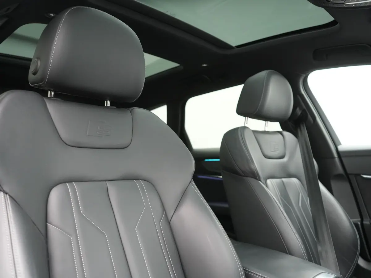 50 TFSI e Quattro 2x S Line PHEV 300pk Dealer O.H. | Trekhaak Af Fabriek | Panodak | Adaptive Cruise | Camera | Lederen Sportstoelen & Stuur Verwarmd | Blis | Sfeerverlichting | Apple Carpla