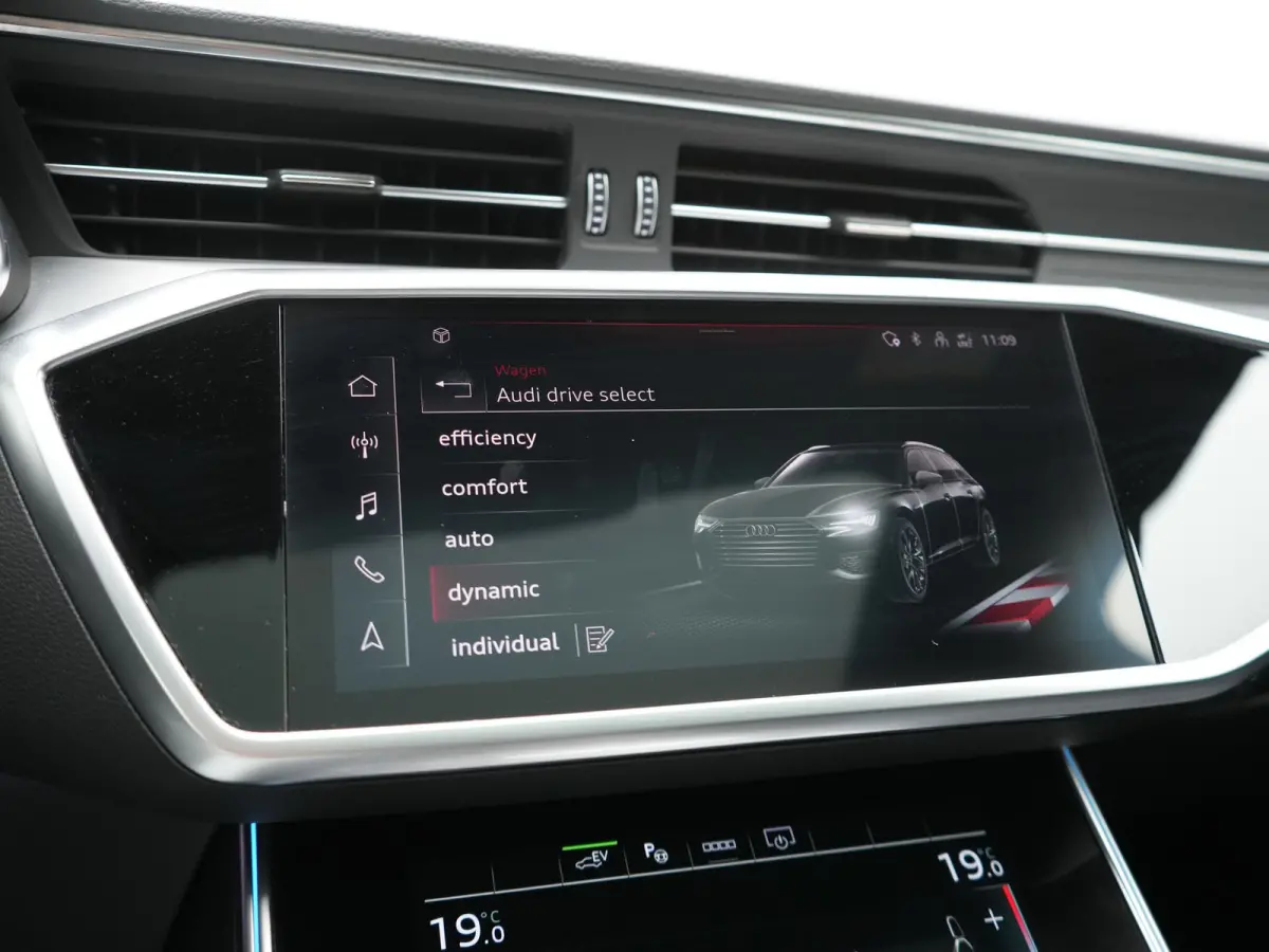 50 TFSI e Quattro 2x S Line PHEV 300pk Dealer O.H. | Trekhaak Af Fabriek | Panodak | Adaptive Cruise | Camera | Lederen Sportstoelen & Stuur Verwarmd | Blis | Sfeerverlichting | Apple Carpla