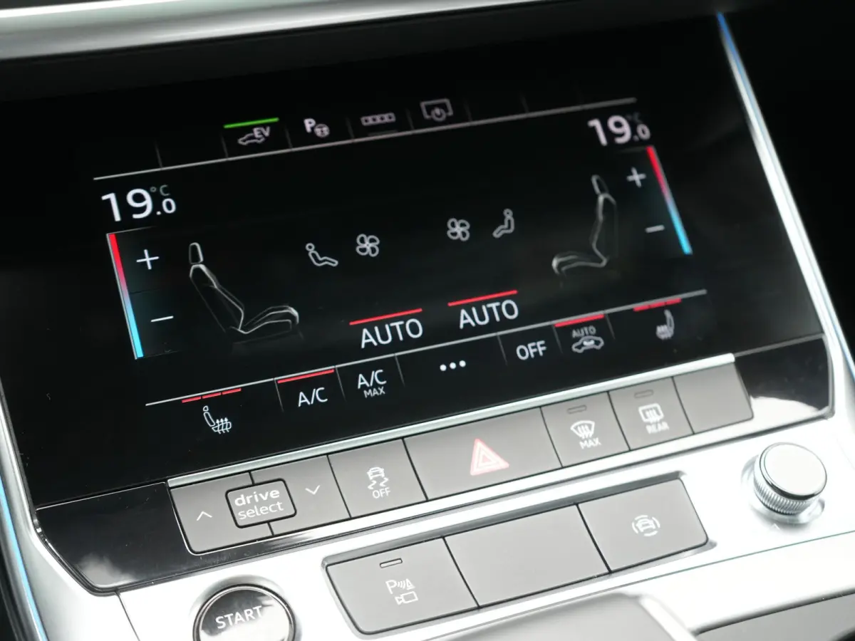 50 TFSI e Quattro 2x S Line PHEV 300pk Dealer O.H. | Trekhaak Af Fabriek | Panodak | Adaptive Cruise | Camera | Lederen Sportstoelen & Stuur Verwarmd | Blis | Sfeerverlichting | Apple Carpla