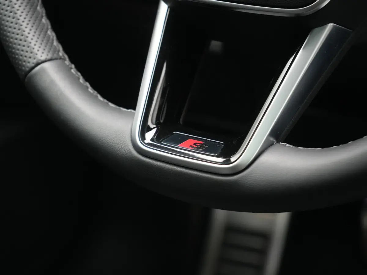 50 TFSI e Quattro 2x S Line PHEV 300pk Dealer O.H. | Trekhaak Af Fabriek | Panodak | Adaptive Cruise | Camera | Lederen Sportstoelen & Stuur Verwarmd | Blis | Sfeerverlichting | Apple Carpla