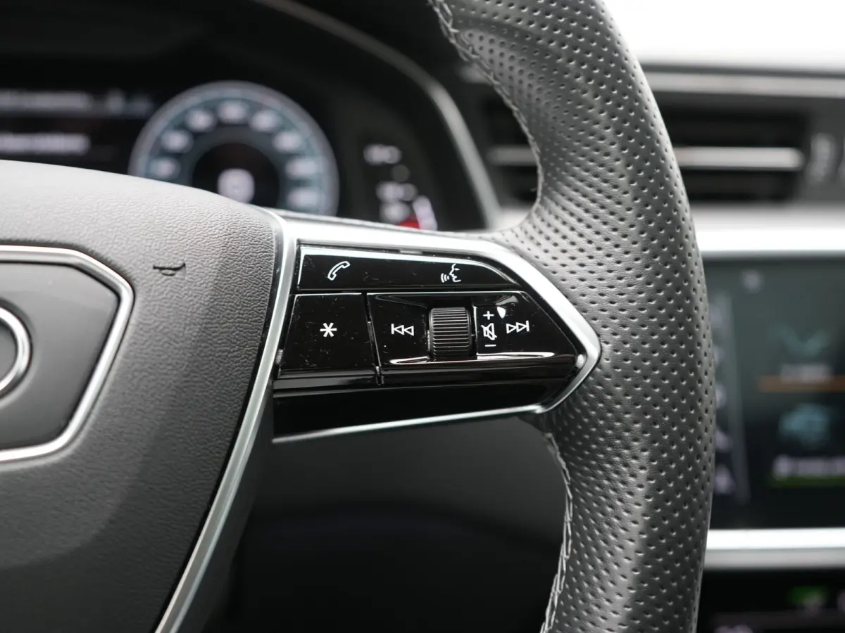 50 TFSI e Quattro 2x S Line PHEV 300pk Dealer O.H. | Trekhaak Af Fabriek | Panodak | Adaptive Cruise | Camera | Lederen Sportstoelen & Stuur Verwarmd | Blis | Sfeerverlichting | Apple Carpla