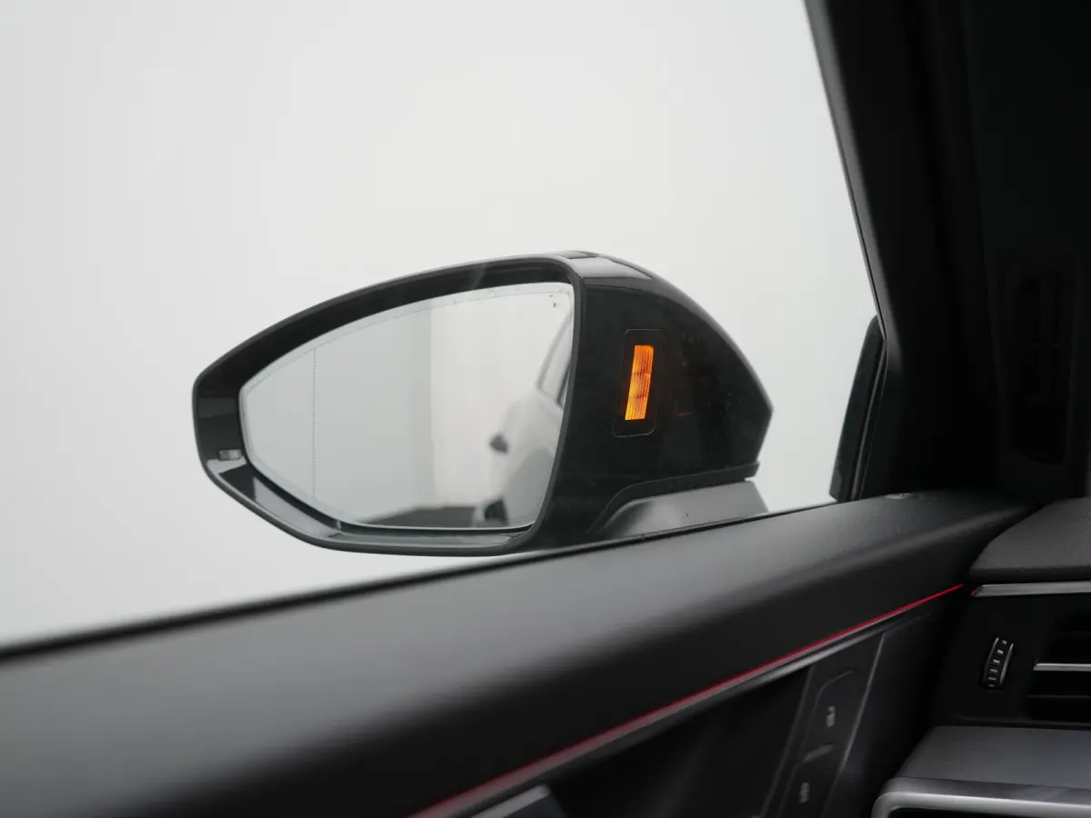 50 TFSI e Quattro 2x S Line PHEV 300pk Dealer O.H. | Trekhaak Af Fabriek | Panodak | Adaptive Cruise | Camera | Lederen Sportstoelen & Stuur Verwarmd | Blis | Sfeerverlichting | Apple Carpla