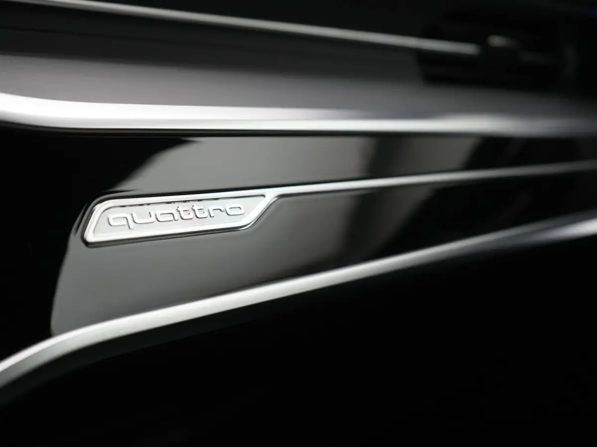 50 TFSI e Quattro 2x S Line PHEV 300pk Dealer O.H. | Trekhaak Af Fabriek | Panodak | Adaptive Cruise | Camera | Lederen Sportstoelen & Stuur Verwarmd | Blis | Sfeerverlichting | Apple Carpla