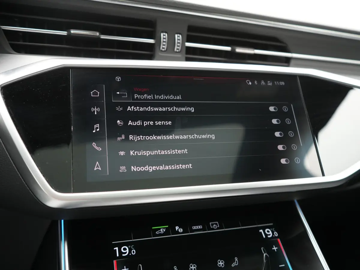 50 TFSI e Quattro 2x S Line PHEV 300pk Dealer O.H. | Trekhaak Af Fabriek | Panodak | Adaptive Cruise | Camera | Lederen Sportstoelen & Stuur Verwarmd | Blis | Sfeerverlichting | Apple Carpla