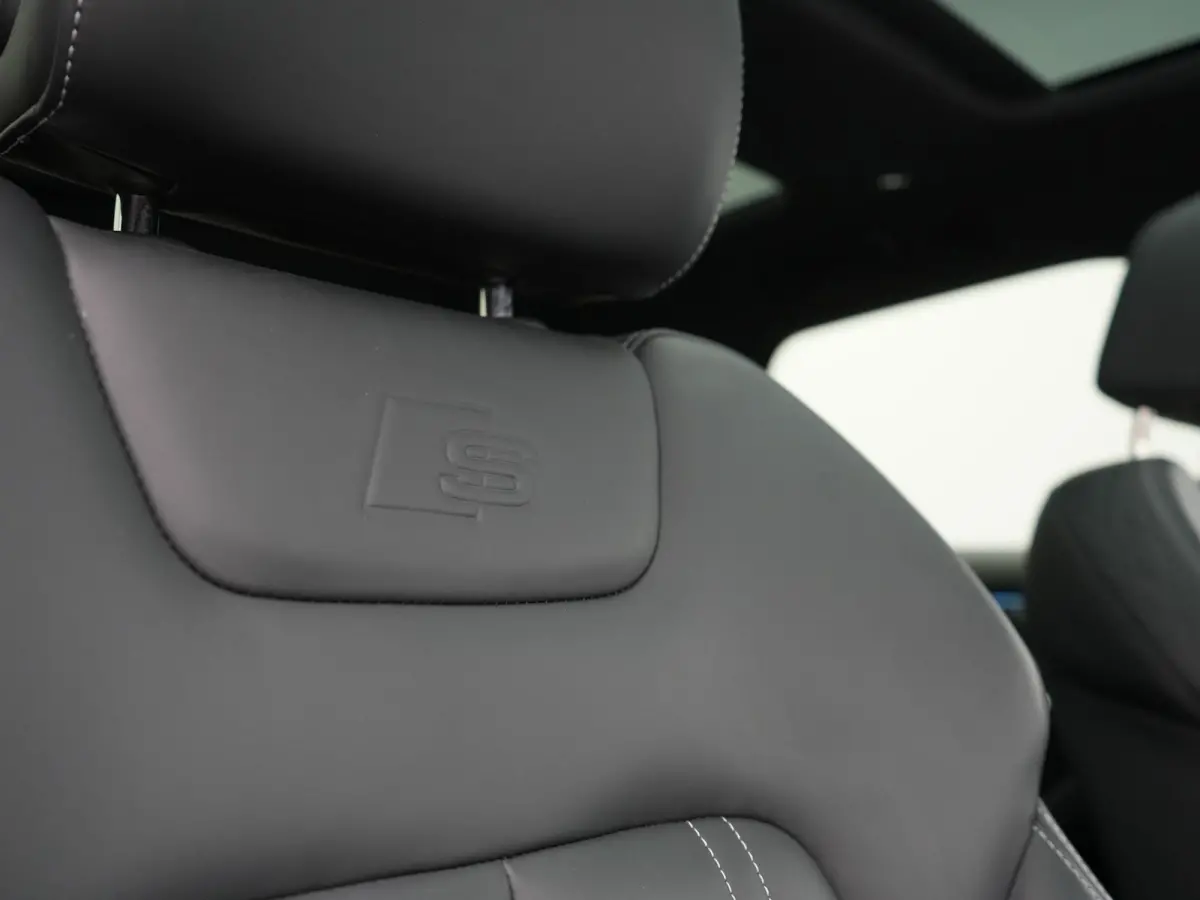 50 TFSI e Quattro 2x S Line PHEV 300pk Dealer O.H. | Trekhaak Af Fabriek | Panodak | Adaptive Cruise | Camera | Lederen Sportstoelen & Stuur Verwarmd | Blis | Sfeerverlichting | Apple Carpla