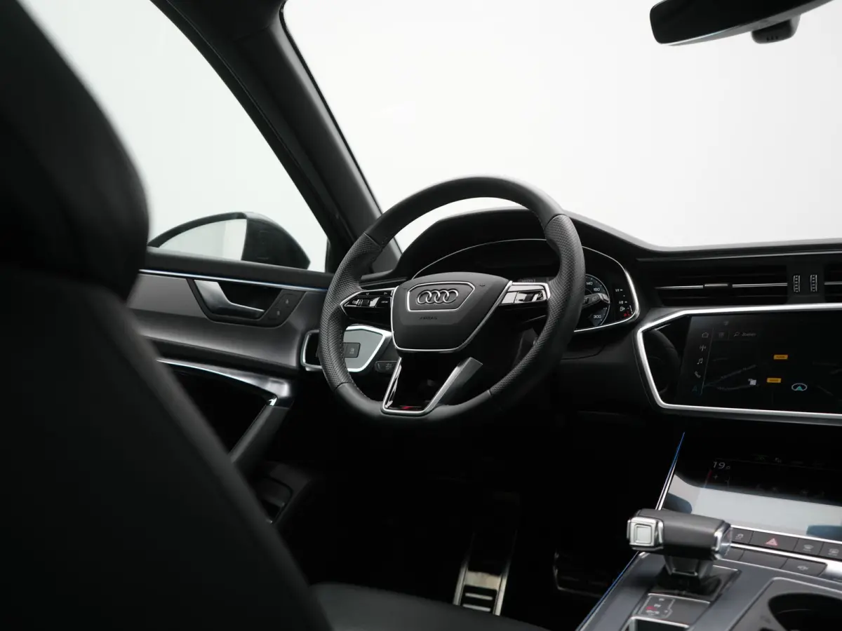 50 TFSI e Quattro 2x S Line PHEV 300pk Dealer O.H. | Trekhaak Af Fabriek | Panodak | Adaptive Cruise | Camera | Lederen Sportstoelen & Stuur Verwarmd | Blis | Sfeerverlichting | Apple Carpla