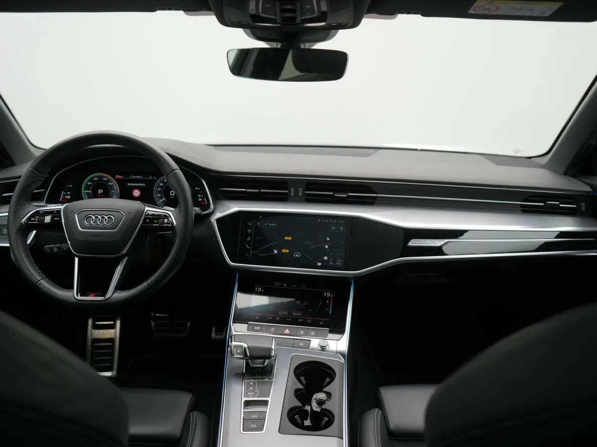50 TFSI e Quattro 2x S Line PHEV 300pk Dealer O.H. | Trekhaak Af Fabriek | Panodak | Adaptive Cruise | Camera | Lederen Sportstoelen & Stuur Verwarmd | Blis | Sfeerverlichting | Apple Carpla