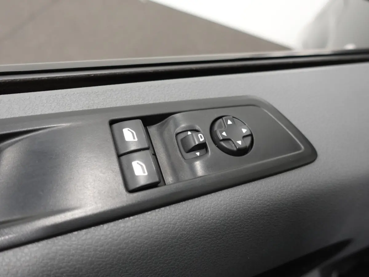 L3H1 75 kWh 9-persoons PERSONENBUS Airco Navi PDCA Sidebars