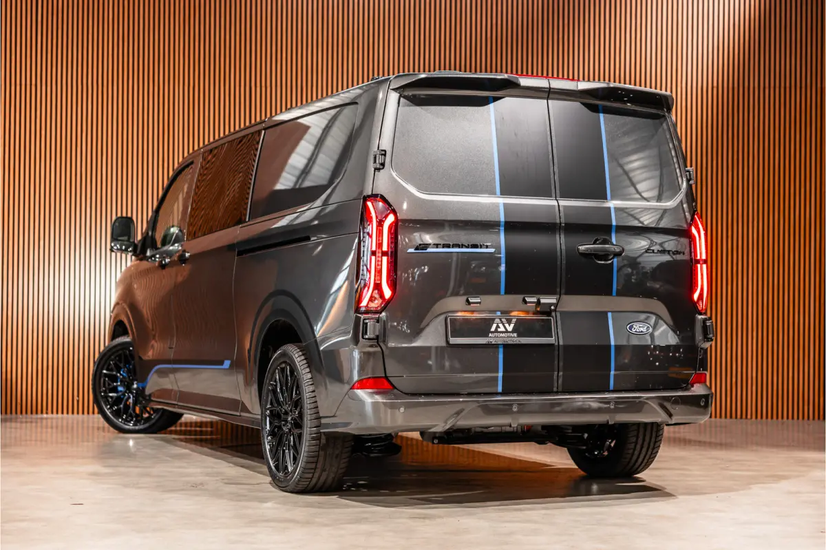 340 L2H1 DC Sport 65 kWh | Dubbel cabine | 350 KM Range | 360 Camera | Driving Assistant | L+R Schuifdeur | DSS LED | Middenconsole | 5-Zitter | Navigatie | CarPlay | ACC | Blind Spot | Stuu