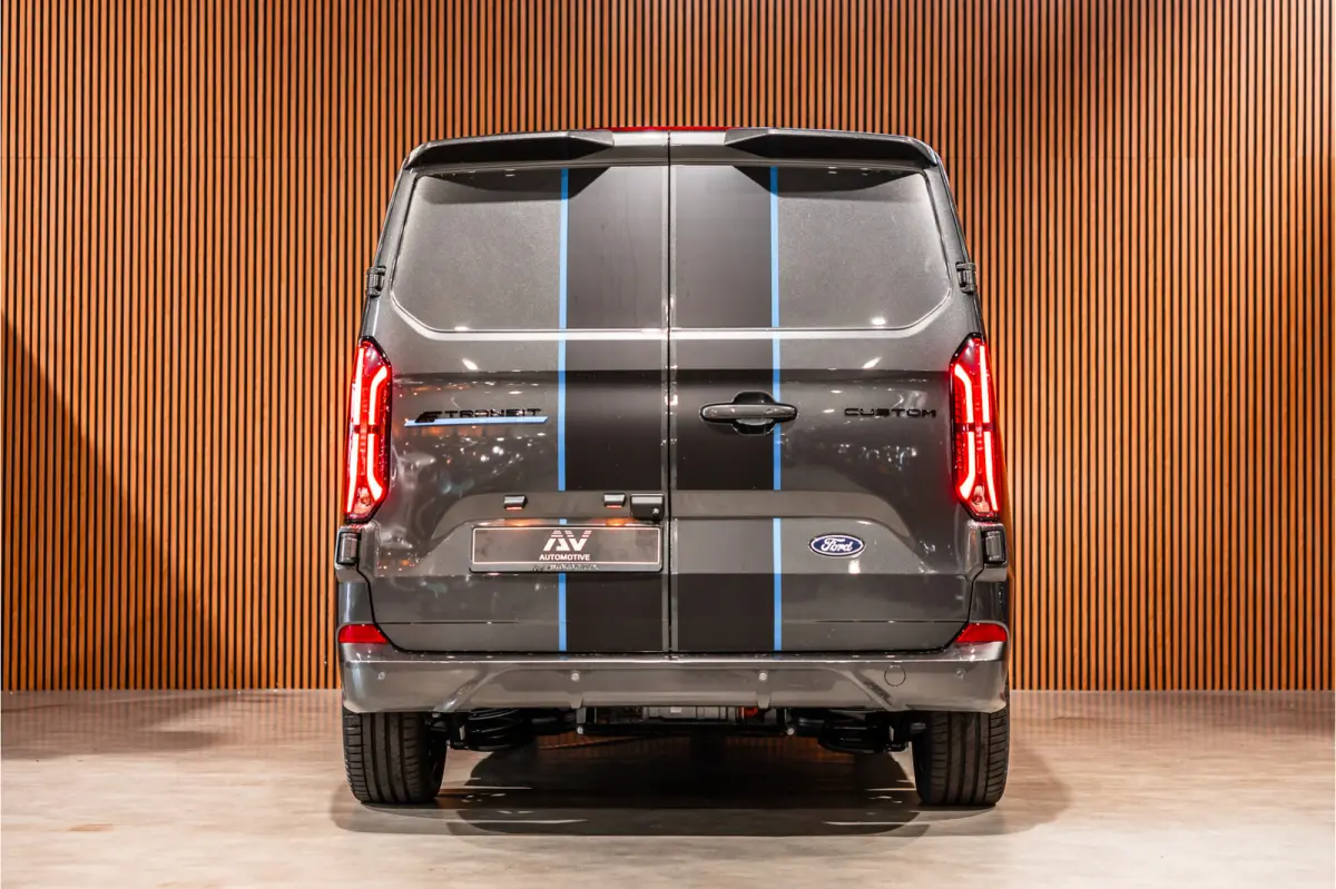340 L2H1 DC Sport 65 kWh | Dubbel cabine | 350 KM Range | 360 Camera | Driving Assistant | L+R Schuifdeur | DSS LED | Middenconsole | 5-Zitter | Navigatie | CarPlay | ACC | Blind Spot | Stuu