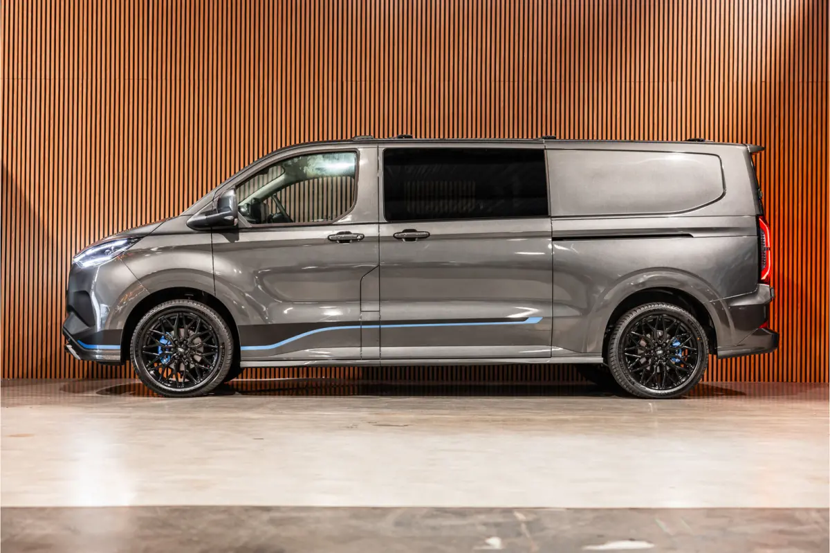 340 L2H1 DC Sport 65 kWh | Dubbel cabine | 350 KM Range | 360 Camera | Driving Assistant | L+R Schuifdeur | DSS LED | Middenconsole | 5-Zitter | Navigatie | CarPlay | ACC | Blind Spot | Stuu