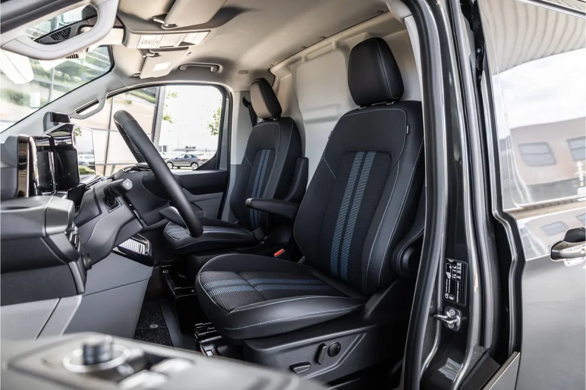 340 L2H1 DC Sport 65 kWh | Dubbel cabine | 350 KM Range | 360 Camera | Driving Assistant | L+R Schuifdeur | DSS LED | Middenconsole | 5-Zitter | Navigatie | CarPlay | ACC | Blind Spot | Stuu
