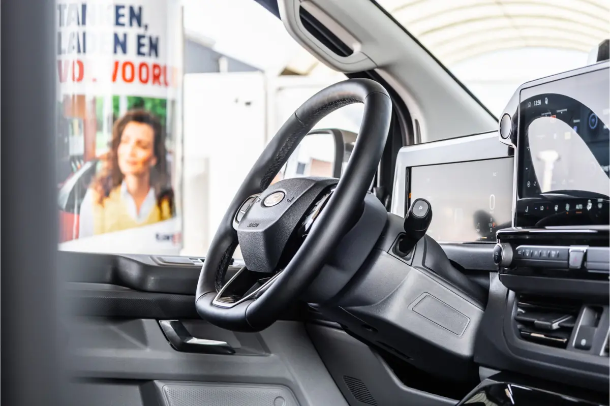 340 L2H1 DC Sport 65 kWh | Dubbel cabine | 350 KM Range | 360 Camera | Driving Assistant | L+R Schuifdeur | DSS LED | Middenconsole | 5-Zitter | Navigatie | CarPlay | ACC | Blind Spot | Stuu