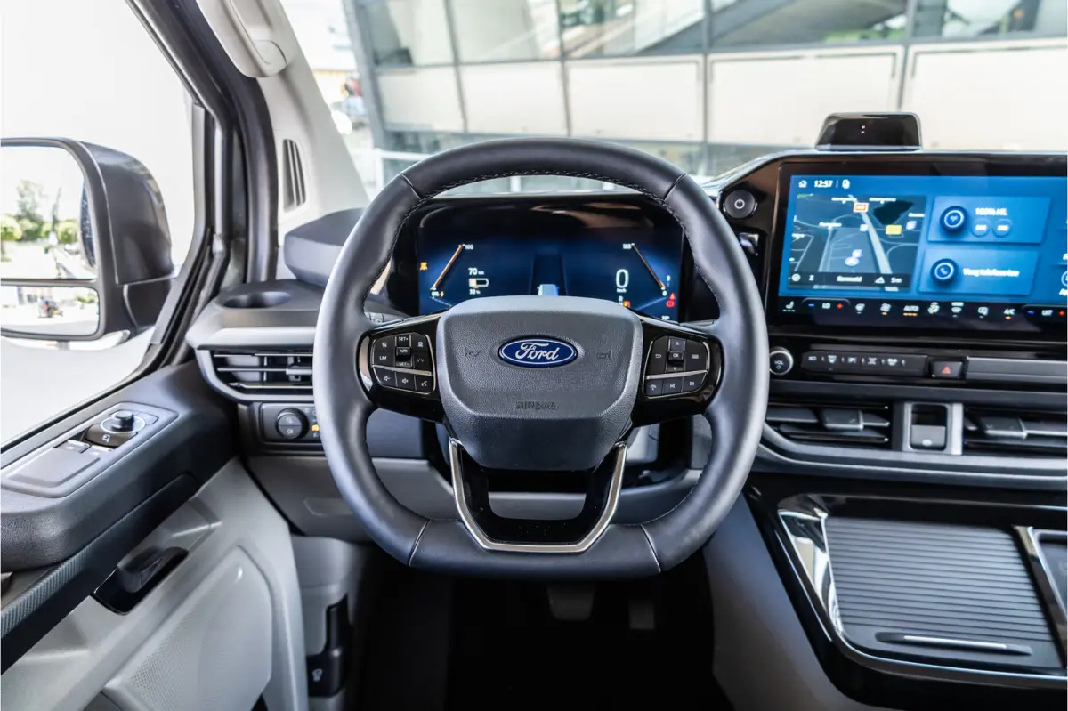 340 L2H1 DC Sport 65 kWh | Dubbel cabine | 350 KM Range | 360 Camera | Driving Assistant | L+R Schuifdeur | DSS LED | Middenconsole | 5-Zitter | Navigatie | CarPlay | ACC | Blind Spot | Stuu