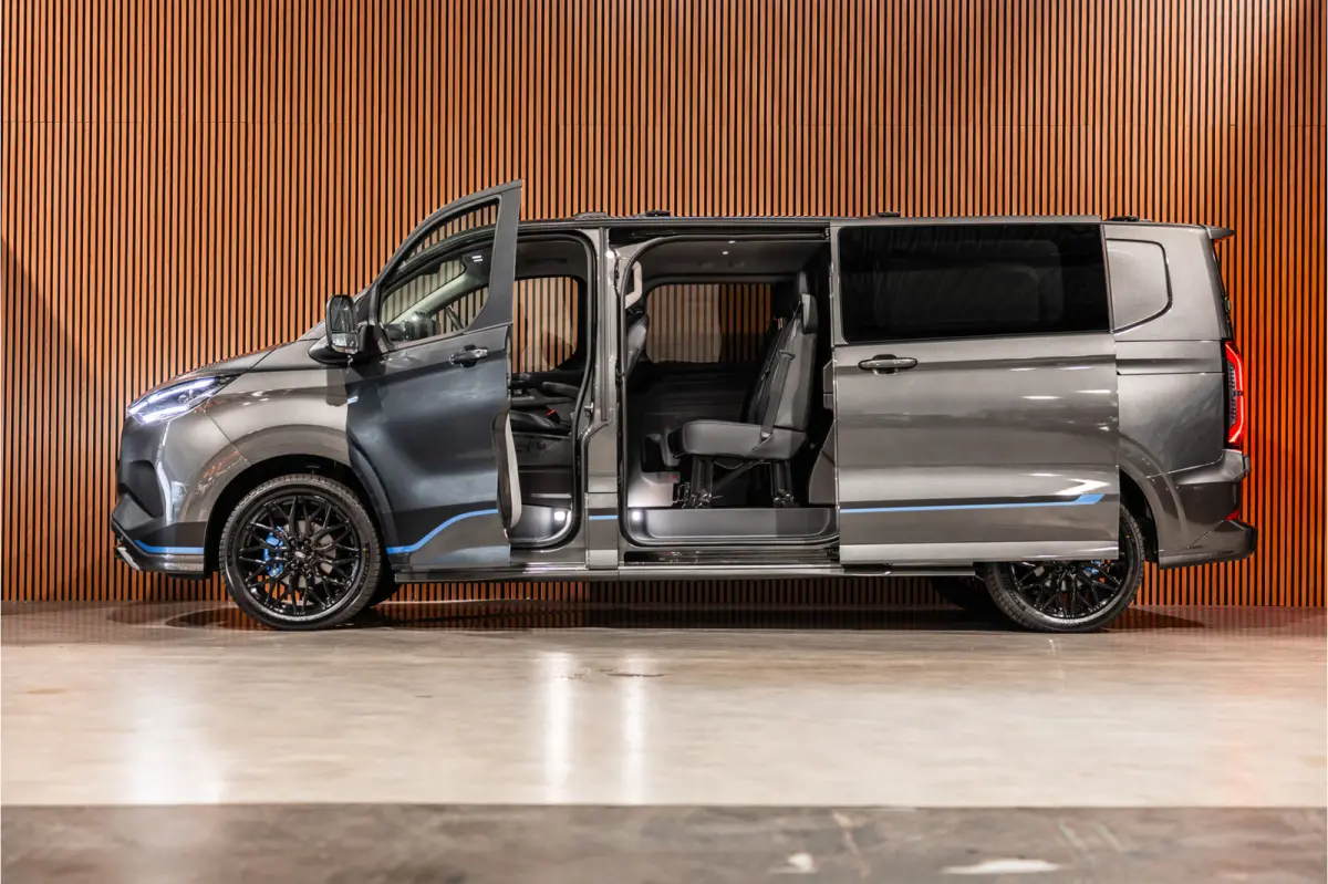 340 L2H1 DC Sport 65 kWh | Dubbel cabine | 350 KM Range | 360 Camera | Driving Assistant | L+R Schuifdeur | DSS LED | Middenconsole | 5-Zitter | Navigatie | CarPlay | ACC | Blind Spot | Stuu