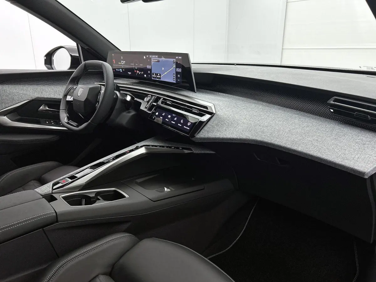 1.6 plug-in Hybrid 225pk GT Exclusive Automaat | Schuif-/Kanteldak | Elektrische Verstelb. Bestuurdersstoel | 360° Camera | Navigatie | Stoelverwarming Voor + Achter | Leder | Elektrische K