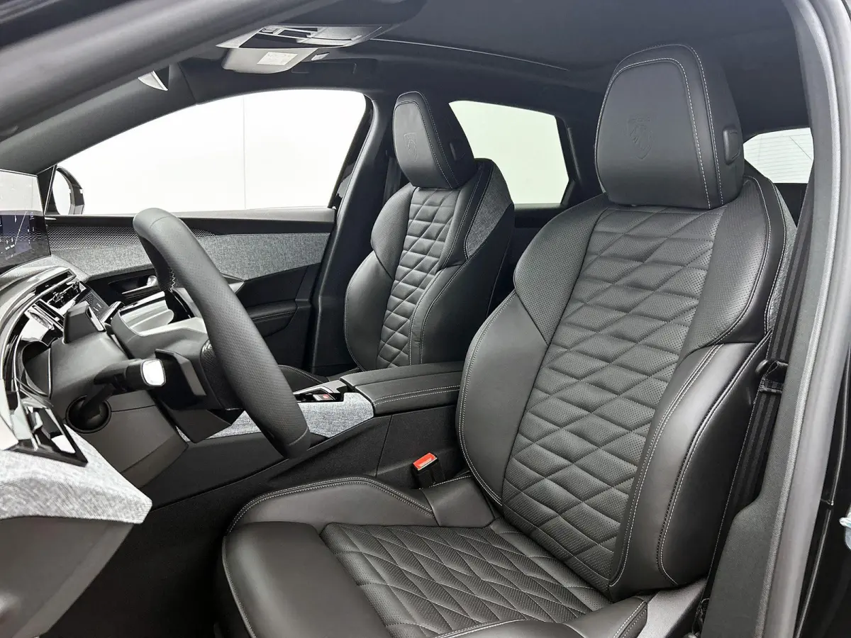1.6 plug-in Hybrid 225pk GT Exclusive Automaat | Schuif-/Kanteldak | Elektrische Verstelb. Bestuurdersstoel | 360° Camera | Navigatie | Stoelverwarming Voor + Achter | Leder | Elektrische K